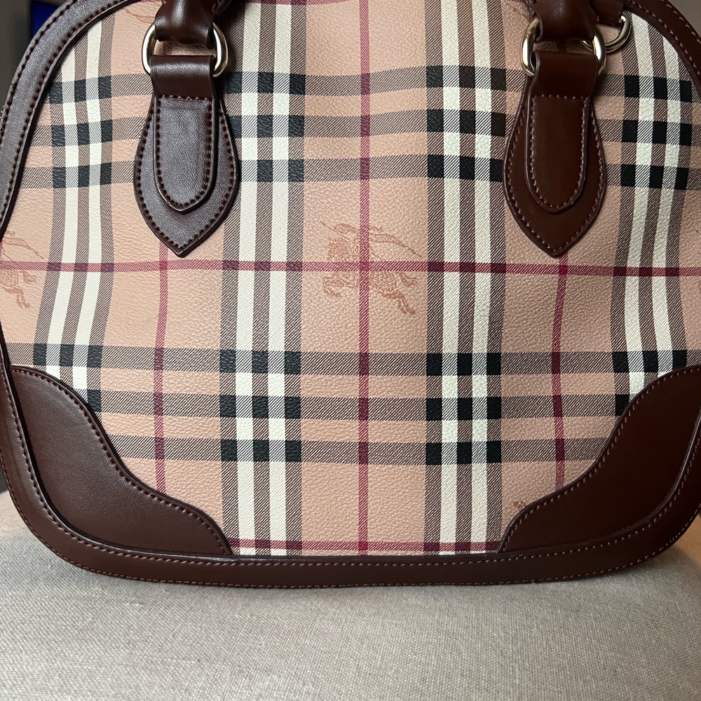 BEUTIFUL BURBERRY BAG - Picture 7 of 15